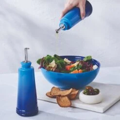 Le Creuset Olie- En Azijnset 300 Ml Aardewerk Azure 3 Le Creuset Olie- En Azijnset 300 Ml Aardewerk Azure -Winkel Voor Keukenbenodigdheden 70120242200001 alt4 1