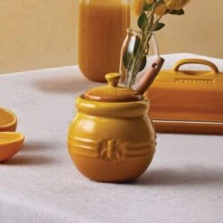 Le Creuset Honingpot Met Spatel Aardewerk Nectar -Winkel Voor Keukenbenodigdheden le creuset honingpot met spatel aardewerk nectar 1